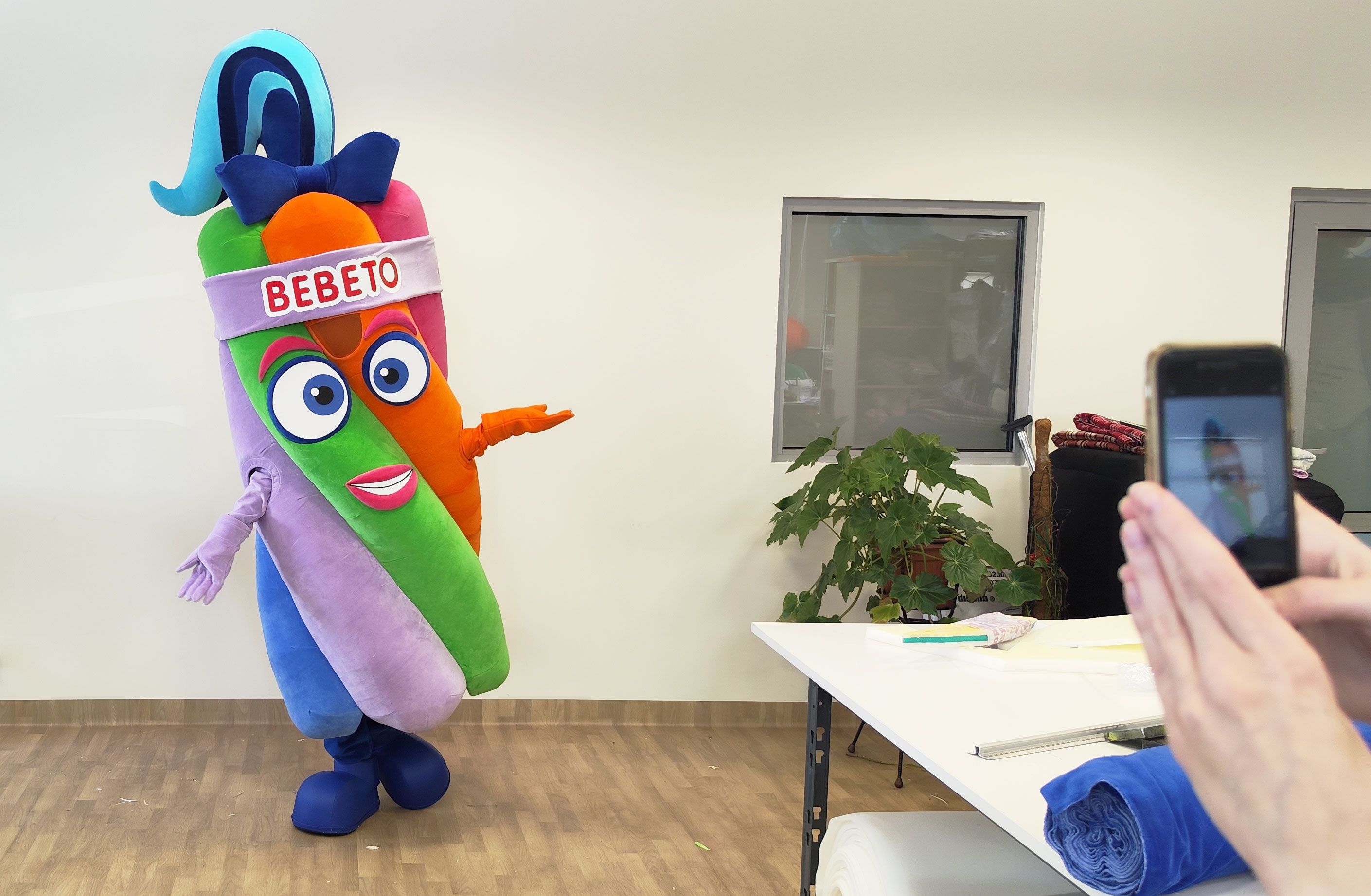 Na fotografii widnieje strój reklamowy stylizowany na postać cukierka pozujący do zdjęcia w siedzibie firmy Elabika